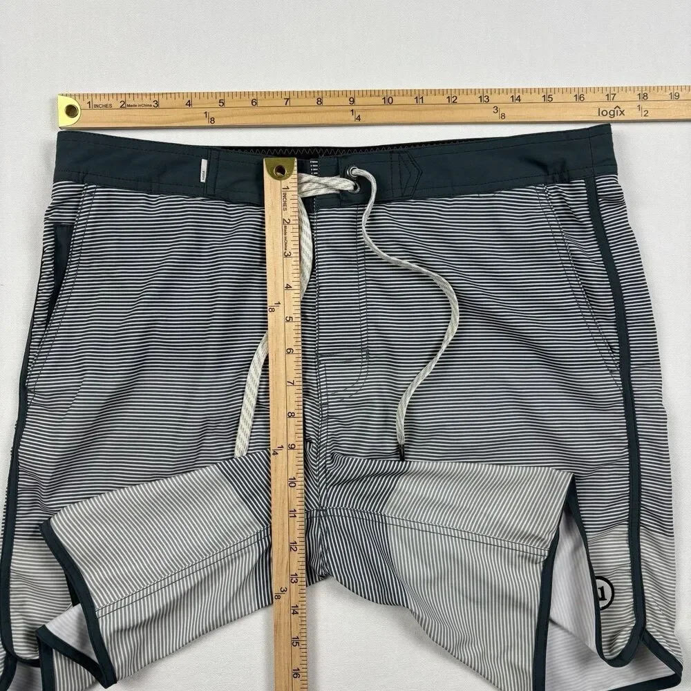 Vuori V314 Cruise Board Shorts Mens 32 Green Gray Colorblock Unlined Drawstring